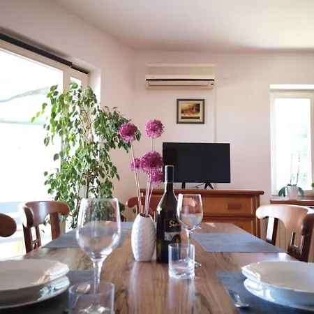 Apartment La *
