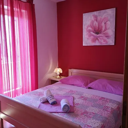 Apartment La *